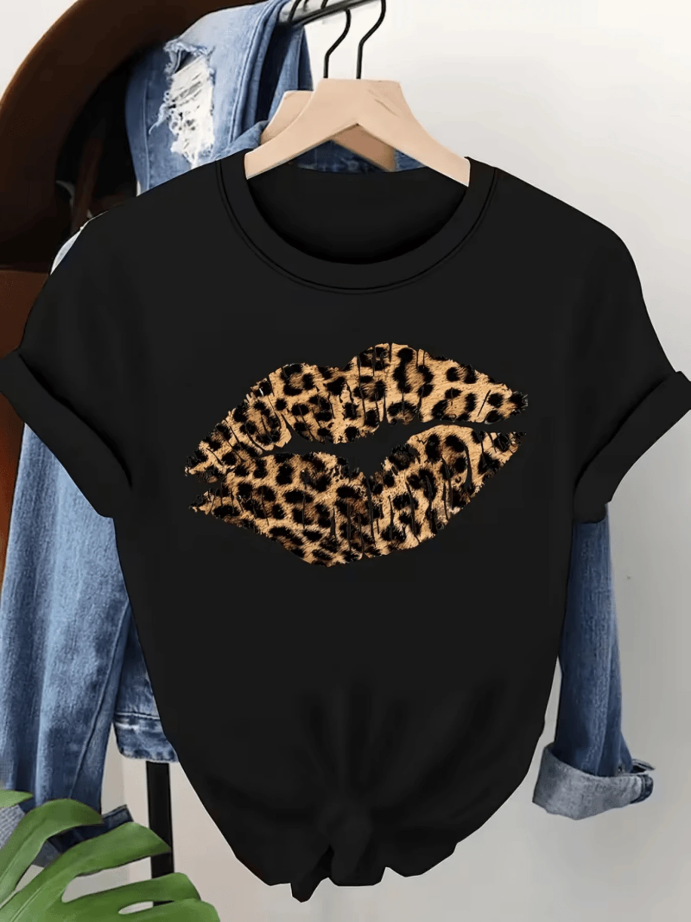 Labios estampados con patrón de leopardo que simbolizan pasión fuerza y confianza en la belleza salvaje camiseta de mujer casual moderna y cómoda para uso diario - Negro - Ver 1