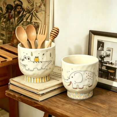1 hộp đựng bằng gốm có chân đế, dùng để đựng dụng cụ nhà bếp, trang trí họa tiết voi, cá sấu, chó con, ngỗng, thích hợp để đựng đồ dùng nhà bếp, bát đĩa, trang trí nhà cửa, đồ dùng học tập, quà tặng ngày lễ.