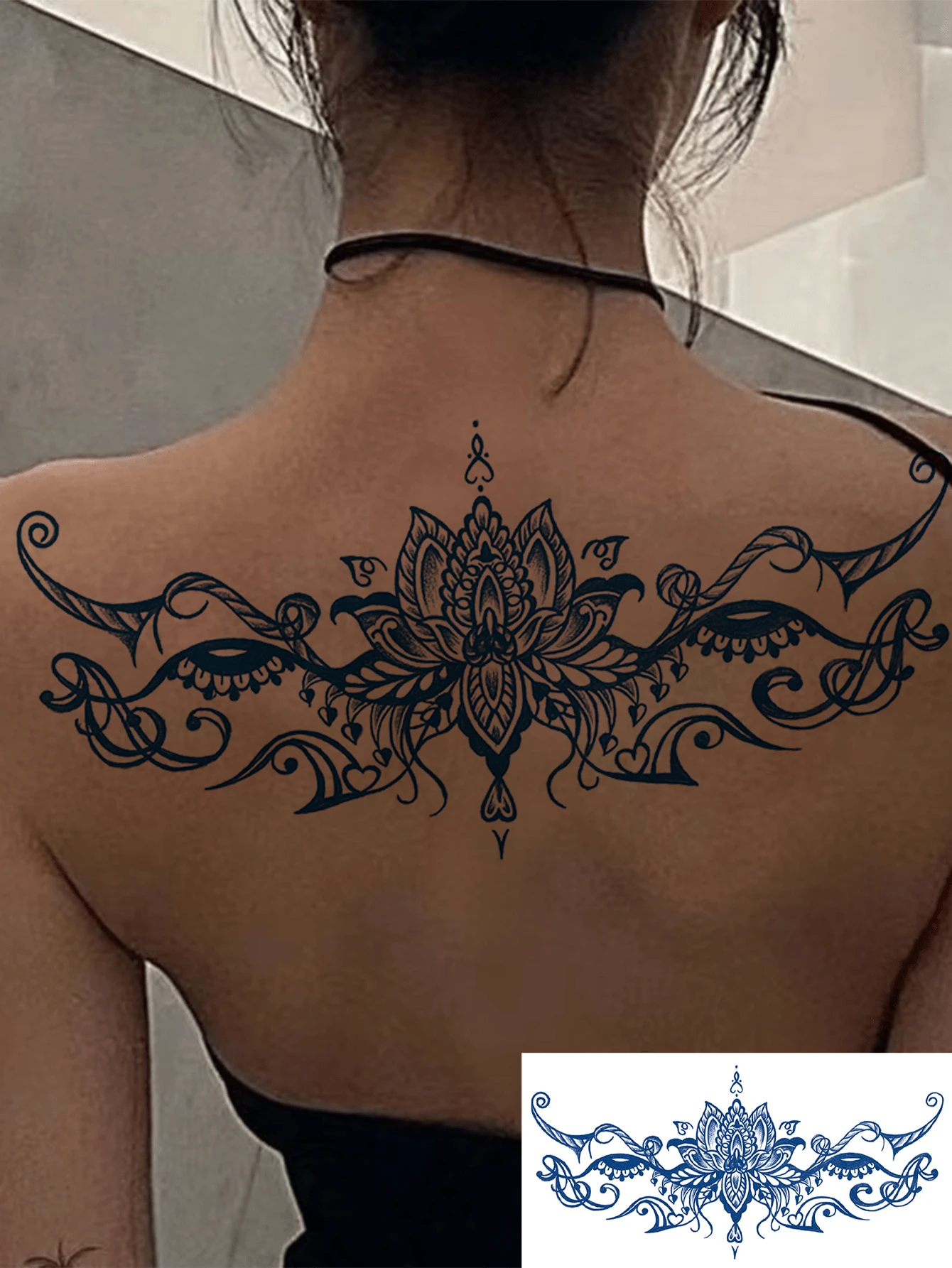 Stiker Tato Jus Semi-Permanen Ukuran Besar, Menampilkan Bunga Teratai Sebagai Elemen Utama, Dipadukan Dengan Pola Gulir Simetris dan Motif Mata Mistis, Garis Halus dan Lembut, Memancarkan Suasana Zen yang Eksotis. Tahan Air, Tahan Keringat, Efek Tato Realistis, Biasanya Bertahan 1-2 Minggu. Serbaguna untuk Pria dan Wanita, Mudah Diaplikasikan dan Dilepas, Dapat Menutupi Bekas Luka, Cocok untuk Mereka yang Ingin Merasakan Gaya Tato Tanpa Tinta Permanen. - Biru - View 1