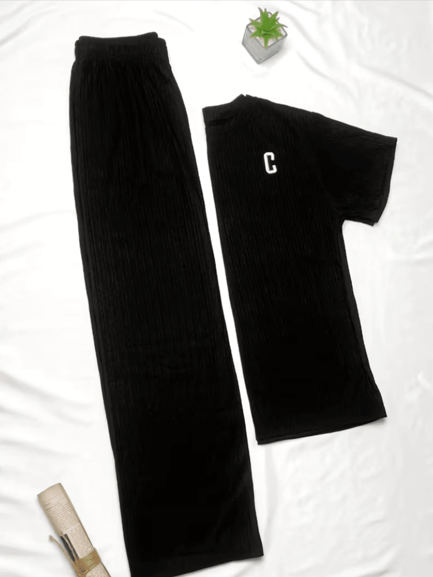 Conjunto de dos piezas informal y holgado para el hogar, ligero y bordado con la letra C para primavera y verano, compuesto por camiseta y pantalones largos, 1 unidad - Negro - Ver 1