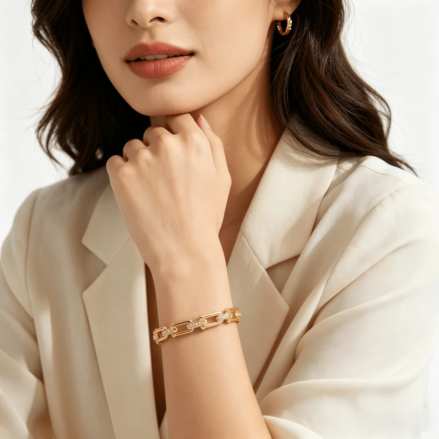 1 pieza Brazalete de cadena de herradura con cristales pavé chapado en oro, elegante y delicado, adecuado como regalo para mujeres, accesorio de lujo - Pulsera de diamantes con cadena en forma de herradura - Ver 1