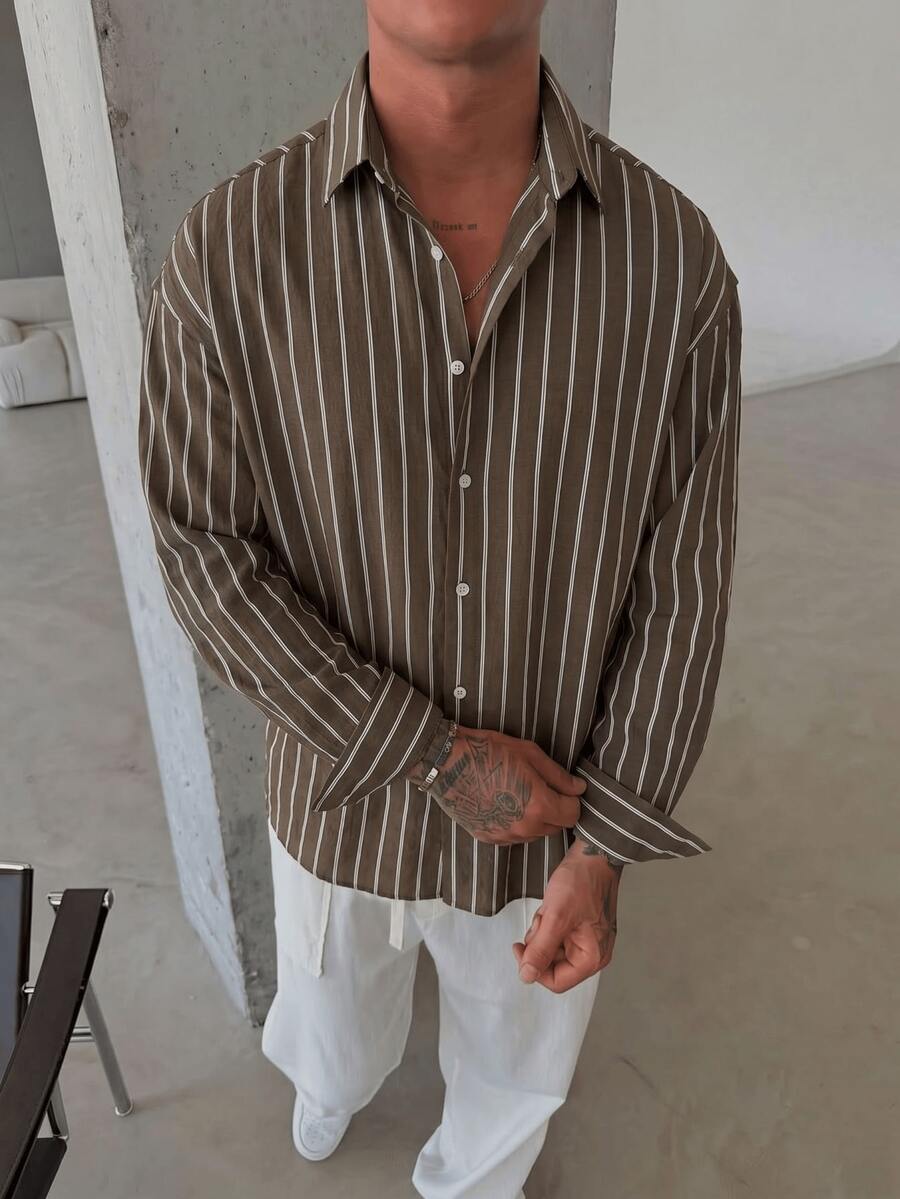 Camisa casual de manga larga a rayas para hombres, de ajuste relajado, diseño minimalista y versátil, adecuada para uso diario en múltiples temporadas, cómoda y transpirable - Marrón Mocha - Ver 1