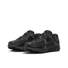 Giày Nike Zoom Vomero 5 Vast Grey, với chất liệu xốp tốc độ cao, lưới PU bền chắc, thiết kế cổ thấp và đệm khí, là một đôi giày chạy bộ đa năng, phù hợp cho cả nam và nữ, thích hợp cho việc tập luyện, đi lại trong thành phố và các hoạt động thường ngày. - màu đen - Xem 3