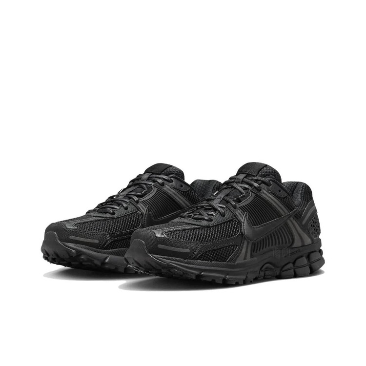 Giày Nike Zoom Vomero 5 Vast Grey, với chất liệu xốp tốc độ cao, lưới PU bền chắc, thiết kế cổ thấp và đệm khí, là một đôi giày chạy bộ đa năng, phù hợp cho cả nam và nữ, thích hợp cho việc tập luyện, đi lại trong thành phố và các hoạt động thường ngày. - màu đen - Xem 3
