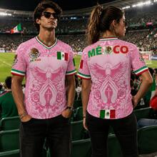 New Light Pink Virgencita & San Juditas  Calendar Plus-Size Mexican Soccer Jerseys For Men And Women, Casual Street Style Y2K Fan Apparel For Spring And Summer. Comfortable, Breathable, Retro V-Neck All-Over Graphic T-Shirt With Mythological Creatures And Stylish Prints. Perfect For Soccer Matches And Casual Sports. This Short-Sleeved Top Is The Perfect Gift For Men, Dads, And North American Soccer Fans. 100% Polyester. Mexican Flag, Cross, Jesus, God - Màu hồng - 1 cái - E - Xem 1