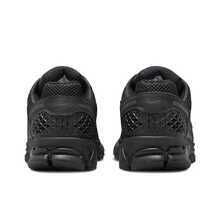 Giày Nike Zoom Vomero 5 Vast Grey, với chất liệu xốp tốc độ cao, lưới PU bền chắc, thiết kế cổ thấp và đệm khí, là một đôi giày chạy bộ đa năng, phù hợp cho cả nam và nữ, thích hợp cho việc tập luyện, đi lại trong thành phố và các hoạt động thường ngày. - màu đen - Xem 5