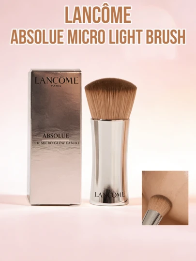Lancôme Cọ trang điểm Lancome Absolue Micro-Light, lông cọ siêu mềm, dày, che phủ hoàn hảo, nhẹ và tiện dụng, cán kim loại màu bạc vàng sang trọng với thiết kế chuyển màu trắng hồng, dụng cụ trang điểm cao cấp, tán đều màu, phù hợp sử dụng hàng ngày, khi đi du lịch và làm quà tặng.
