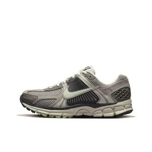 Giày chạy bộ cổ thấp Nike Zoom Vomero 5 dành cho nữ, màu xám/đen, với công nghệ Rapid Foam, Mylant Cushioning và khả năng thoáng khí. - Xám - Xem 12