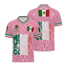 New Light Pink Virgencita & San Juditas  Calendar Plus-Size Mexican Soccer Jerseys For Men And Women, Casual Street Style Y2K Fan Apparel For Spring And Summer. Comfortable, Breathable, Retro V-Neck All-Over Graphic T-Shirt With Mythological Creatures And Stylish Prints. Perfect For Soccer Matches And Casual Sports. This Short-Sleeved Top Is The Perfect Gift For Men, Dads, And North American Soccer Fans. 100% Polyester. Mexican Flag, Cross, Jesus, God - 粉紅色 -1件 -Z - 查看 2