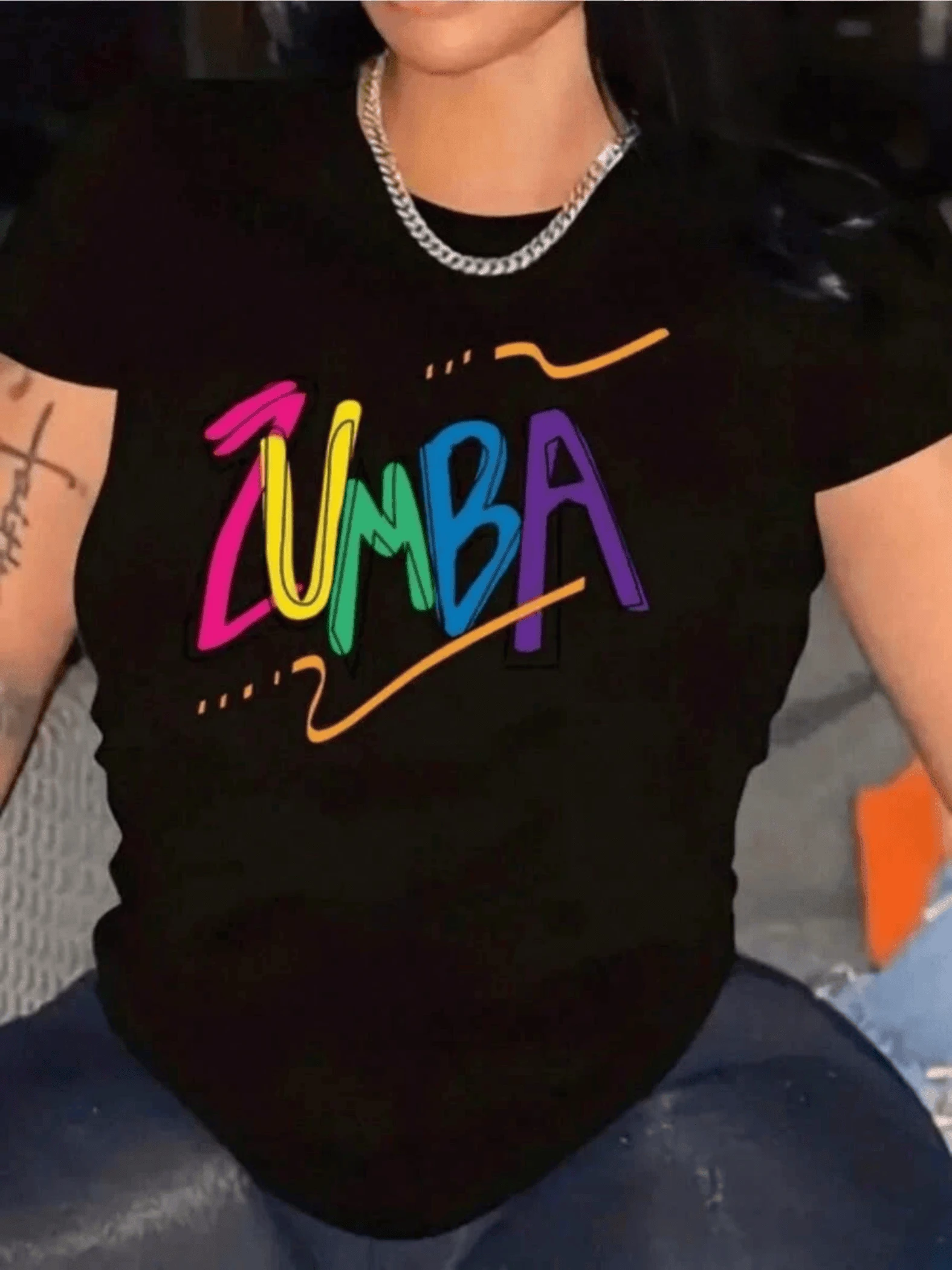 Palabra colorida ZUMBA con letras vibrantes que transmiten energía pasión y movimiento perfecto para expresar alegría y dinamismo al bailar o entrenar camiseta de hombre casual cómoda para uso diario moderna y llamativa - Negro - Ver 1