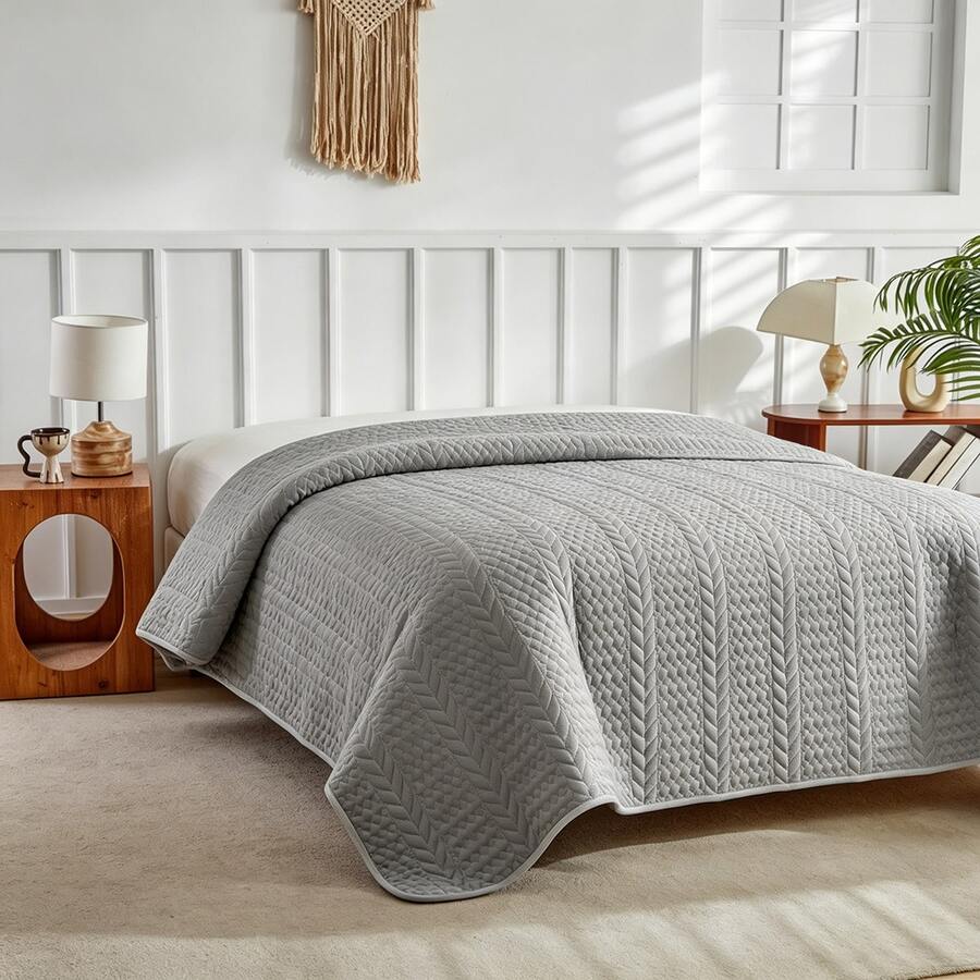 1pc Oversized Lightweight Soft Quilted Bed Cover, Gray Color, Thin Bedspread For All Seasons, Spring & Summer - Light Grey - View 1