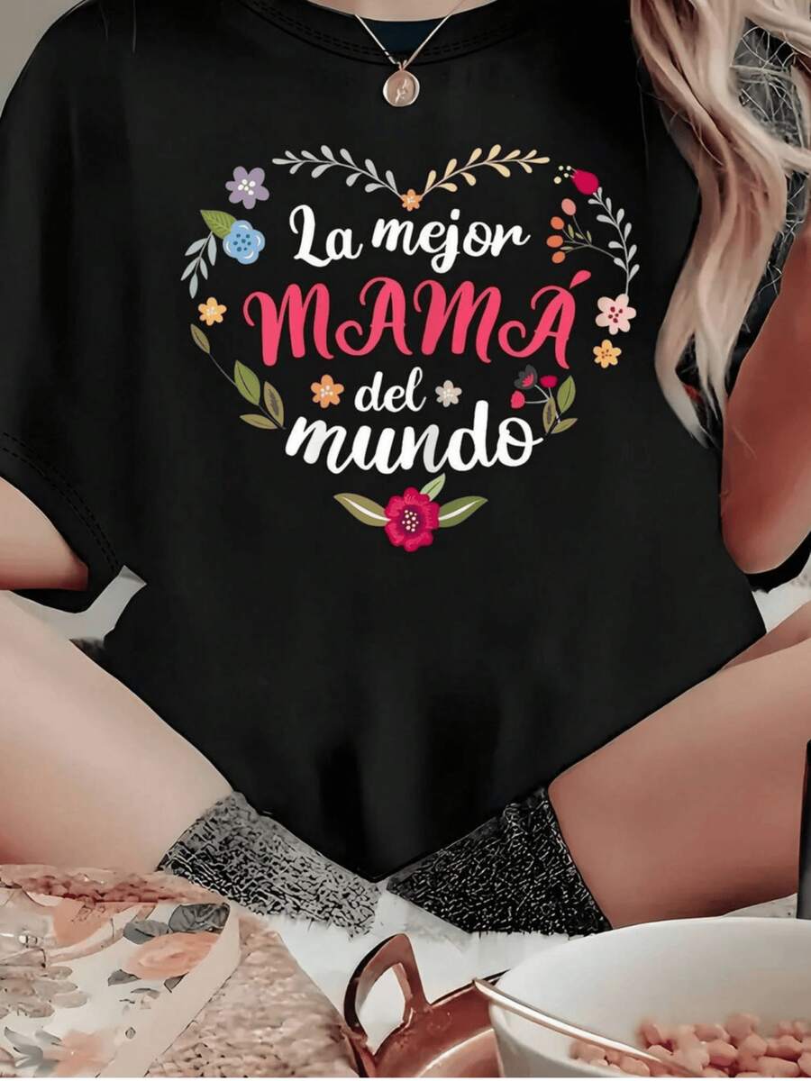 Corazón formado por flores coloridas simboliza el amor familiar y la gratitud profunda hacia quien inspira ternura y fuerza cada día mostrando un mensaje lleno de cariño y optimismo camiseta de hombre cómoda para uso diario casual elegante y moderna perfecta para regalar - Negro - Ver 1