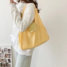 Llavero que se transforma en una bolsa plegable y ligera. Disponible en marrón café, negro, caqui, verde militar. Bolsa versátil para el transporte diario. - Multicolor - Ver 3