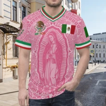 New Light Pink Virgencita & San Juditas  Calendar Plus-Size Mexican Soccer Jerseys For Men And Women, Casual Street Style Y2K Fan Apparel For Spring And Summer. Comfortable, Breathable, Retro V-Neck All-Over Graphic T-Shirt With Mythological Creatures And Stylish Prints. Perfect For Soccer Matches And Casual Sports. This Short-Sleeved Top Is The Perfect Gift For Men, Dads, And North American Soccer Fans. 100% Polyester. Mexican Flag, Cross, Jesus, God - 粉紅色 -1件 -G - 查看 5