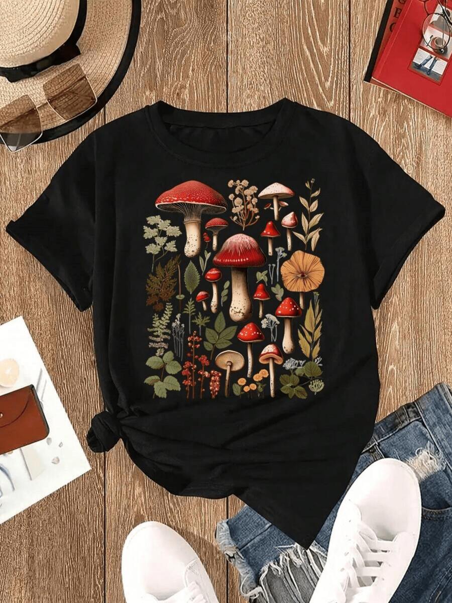 A Group Of Mushrooms And Wild Plants Represents A Connection With Nature, The Energy Of The Forest, And A Free Spirit. A Comfortable, Modern, Casual Women's T-Shirt For Everyday Wear. - 黑色 - 查看 1
