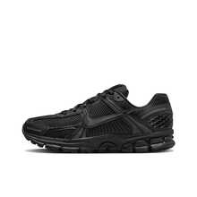 Giày Nike Zoom Vomero 5 Vast Grey, với chất liệu xốp tốc độ cao, lưới PU bền chắc, thiết kế cổ thấp và đệm khí, là một đôi giày chạy bộ đa năng, phù hợp cho cả nam và nữ, thích hợp cho việc tập luyện, đi lại trong thành phố và các hoạt động thường ngày. - màu đen - Xem 18