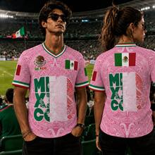 New Light Pink Virgencita & San Juditas  Calendar Plus-Size Mexican Soccer Jerseys For Men And Women, Casual Street Style Y2K Fan Apparel For Spring And Summer. Comfortable, Breathable, Retro V-Neck All-Over Graphic T-Shirt With Mythological Creatures And Stylish Prints. Perfect For Soccer Matches And Casual Sports. This Short-Sleeved Top Is The Perfect Gift For Men, Dads, And North American Soccer Fans. 100% Polyester. Mexican Flag, Cross, Jesus, God - 粉紅色 -1件 -Z - 查看 1