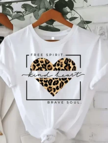 Corazón de leopardo que simboliza un espíritu libre y un alma valiente reflejando fuerza y ternura al mismo tiempo camiseta de mujer casual moderna cómoda para uso diario - Blanco - Ver 1