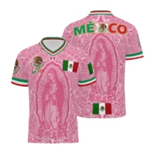 New Light Pink Virgencita & San Juditas  Calendar Plus-Size Mexican Soccer Jerseys For Men And Women, Casual Street Style Y2K Fan Apparel For Spring And Summer. Comfortable, Breathable, Retro V-Neck All-Over Graphic T-Shirt With Mythological Creatures And Stylish Prints. Perfect For Soccer Matches And Casual Sports. This Short-Sleeved Top Is The Perfect Gift For Men, Dads, And North American Soccer Fans. 100% Polyester. Mexican Flag, Cross, Jesus, God - 粉紅色 -1件 -G - 查看 2