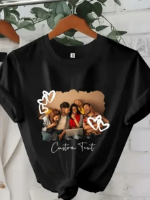 Corazones blancos rodeando un grupo de amigos sonrientes que comparten un momento alegre simbolizando unión afecto y amistad eterna ideal para recuerdos únicos camiseta de mujer casual personalizada - Negro - Ver 8