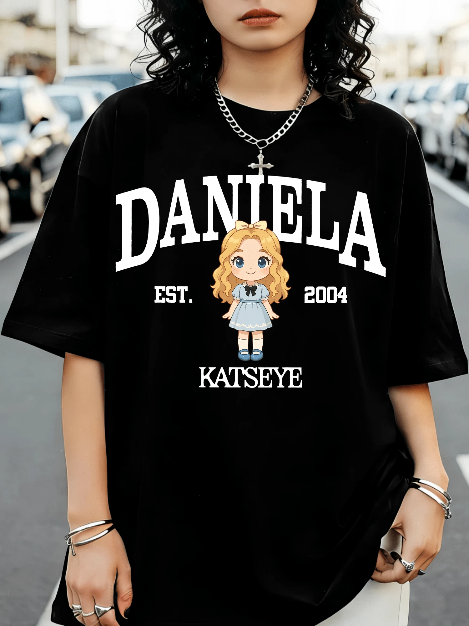 Den svarta KATSEYE DANIELA K-Pop Merchandise-t-shirten - Svart - Visa 1