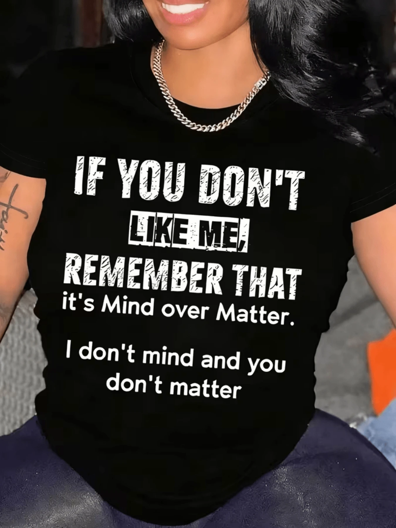 A Motivational Phrase That Expresses Confidence, Independence, And A Strong Attitude Towards The Opinions Of Others-Perfect For Confident Women. Casual Women's T-Shirt With A Modern, Positive Print. - 黑色 - 查看 1