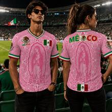 New Light Pink Virgencita & San Juditas  Calendar Plus-Size Mexican Soccer Jerseys For Men And Women, Casual Street Style Y2K Fan Apparel For Spring And Summer. Comfortable, Breathable, Retro V-Neck All-Over Graphic T-Shirt With Mythological Creatures And Stylish Prints. Perfect For Soccer Matches And Casual Sports. This Short-Sleeved Top Is The Perfect Gift For Men, Dads, And North American Soccer Fans. 100% Polyester. Mexican Flag, Cross, Jesus, God - 粉紅色 -1件 -G - 查看 1