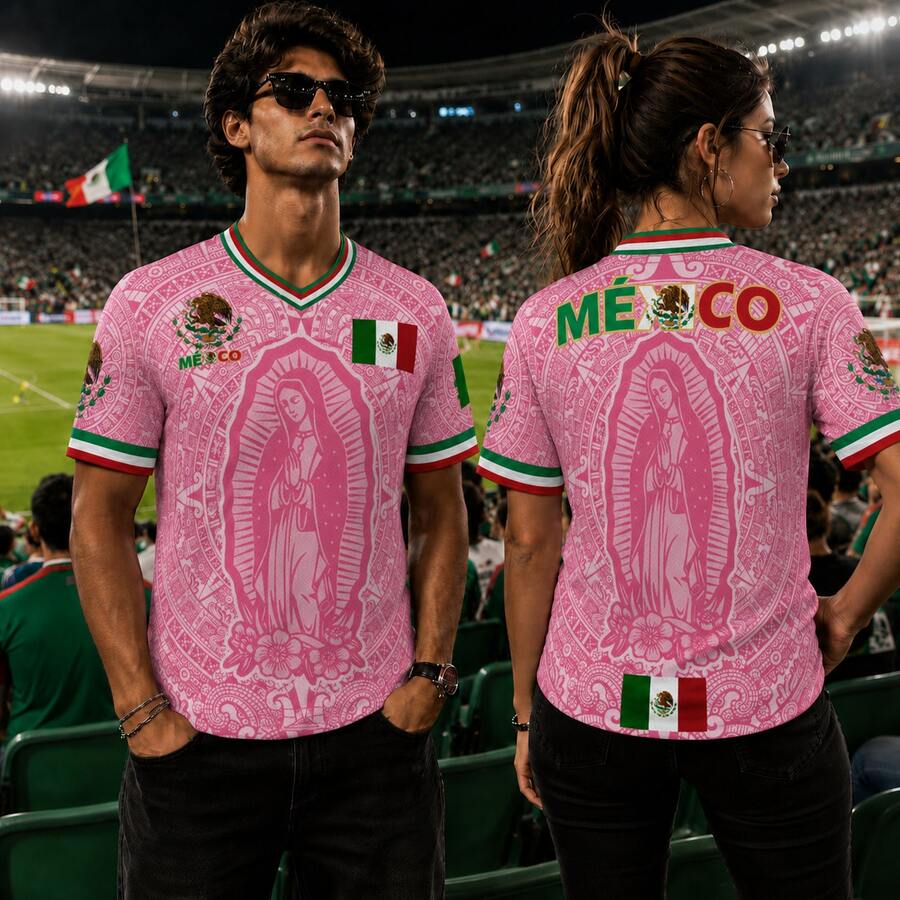 New Light Pink Virgencita & San Juditas Calendar Plus-Size Mexican Soccer Jerseys For Men And Women, Casual Street Style Y2K Fan Apparel For Spring And Summer. Comfortable, Breathable, Retro V-Neck All-Over Graphic T-Shirt With Mythological Creatures And Stylish Prints. Perfect For Soccer Matches And Casual Sports. This Short-Sleeved Top Is The Perfect Gift For Men, Dads, And North American Soccer Fans. 100% Polyester. Mexican Flag, Cross, Jesus, God - 粉紅色 -1件 -G - 查看 1