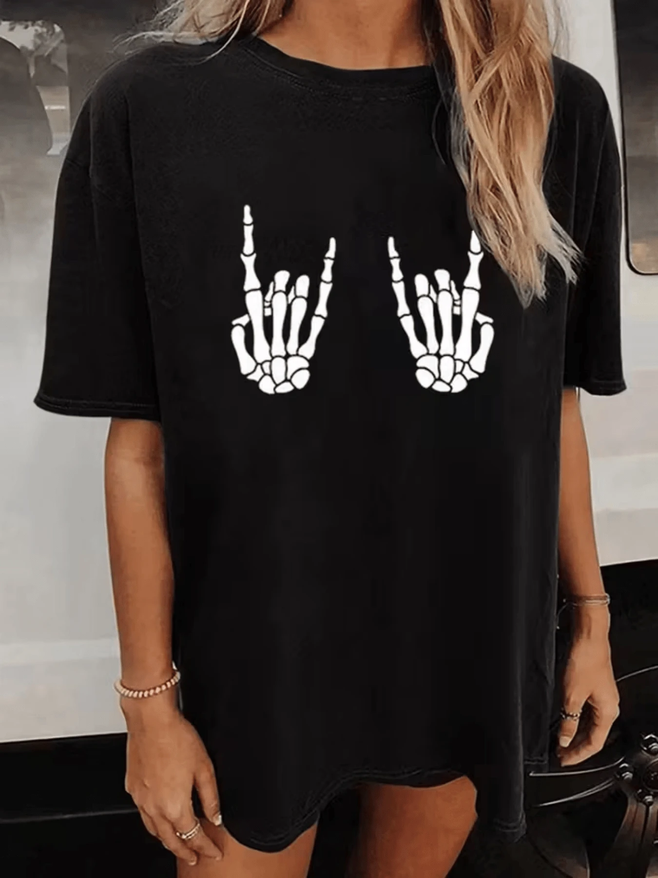 Manos óseas levantando el gesto del rock simbolizando fuerza libertad y actitud rebelde en estilo moderno que evoca energía urbana camiseta de mujer casual cómoda para uso diario - Negro - Ver 1