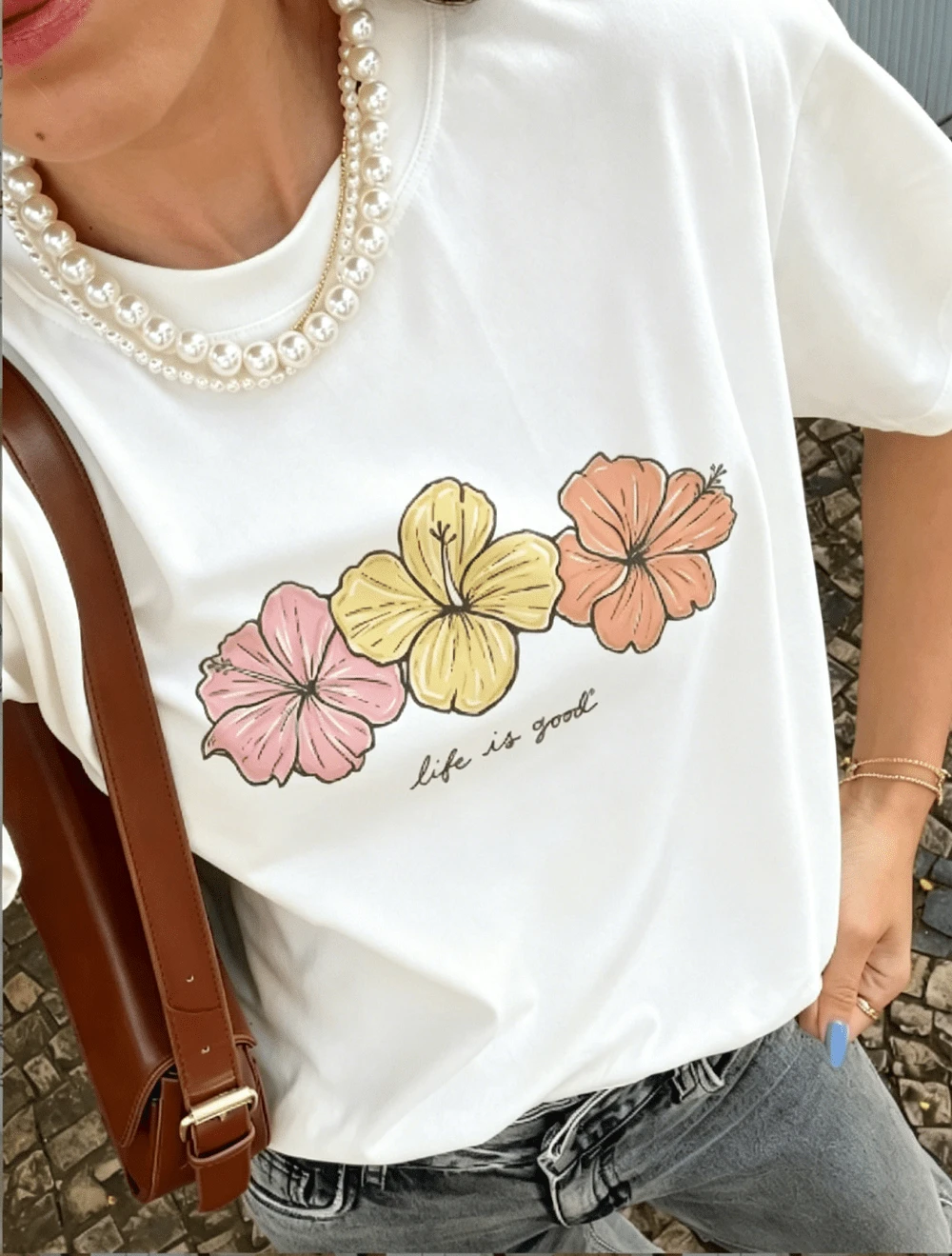Camiseta de manga corta con cuello redondo elástico, estampado de hibisco y eslogan colorido, nuevo estilo de verano para mujer.Estilo retro suave, llamativo y cómodo, adecuado para el campus, el trayecto, las reuniones de fin de semana, las fiestas de verano en el patio y las citas informales de chicas. - Blanco - Ver 1