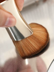 Lancôme 兰蔻菁纯柔光粉底刷，超柔软浓密刷毛，完美遮瑕，轻巧便携，优雅银金金属手柄搭配渐变白粉设计，奢华美妆工具，轻松晕染，适合日常使用、旅行及送礼。 - 摩卡棕 - 查看 6