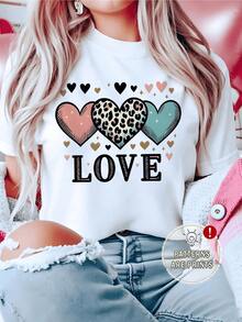 Three Hearts Symbolizing Love, Strength, And Tenderness, With A Central Leopard Print Representing Passion And Energy, Surrounded By Soft Tones That Convey Balance And Warmth-Ideal For Expressing Affection On Any Occasion. A Modern And Comfortable Casual T-Shirt For Everyday Wear. - 白色 - 查看 1