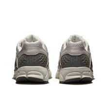 Giày chạy bộ cổ thấp Nike Zoom Vomero 5 dành cho nữ, màu xám/đen, với công nghệ Rapid Foam, Mylant Cushioning và khả năng thoáng khí. - Xám - Xem 4