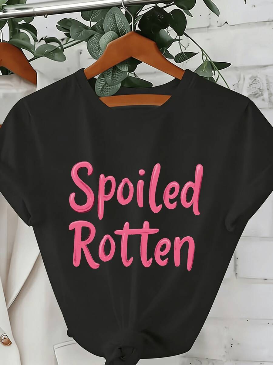 A Fun Phrase In Pink Letters Expresses A Confident And Playful Attitude, Ideal For Women Who Enjoy Standing Out For Their Humor And Confidence. A Modern, Comfortable, Casual Women's T-Shirt For Everyday Wear. - 黑色 - 查看 1