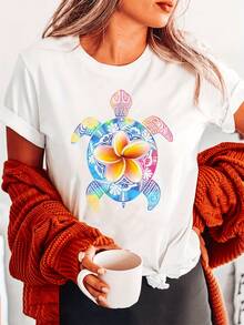 Tortuga con símbolo de flor tropical que representa energía vital equilibrio y conexión con la naturaleza en colores vibrantes y patrones culturales camiseta de mujer casual cómoda para uso diario - Blanco - Ver 1