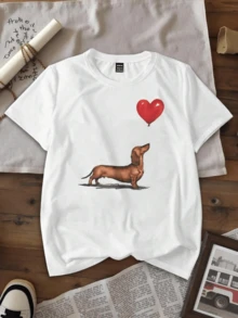 Perro salchicha mirando un globo rojo en forma de corazón que simboliza la lealtad eterna y el amor incondicional hacia su dueño representando ternura y alegría camiseta de mujer casual moderna - Blanco - Ver 1