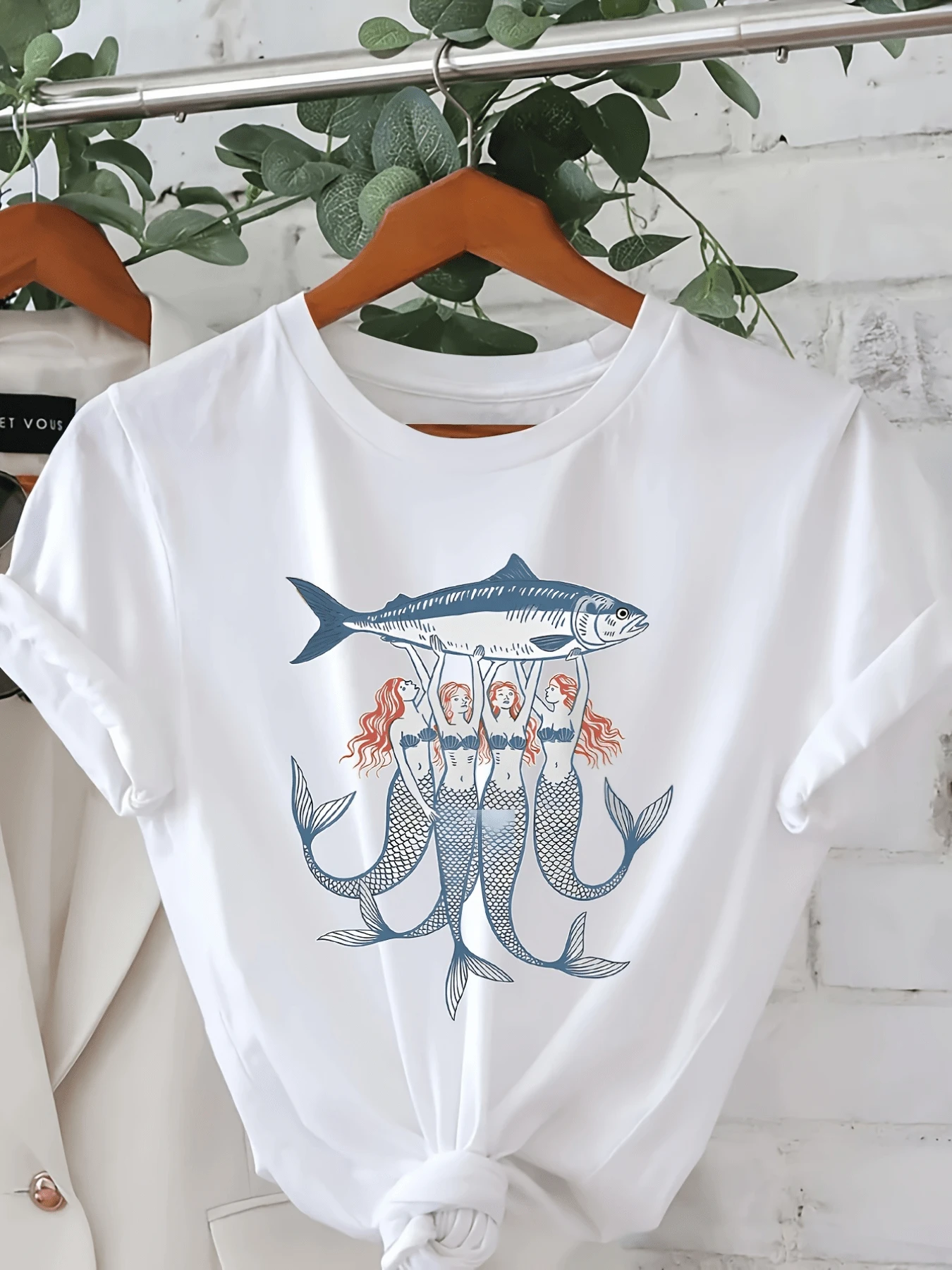 Red-Haired Mermaids Lifting A Large Fish Symbolize Unity, Freedom, And Marine Strength, Inspired By Ocean Energy And Mystical Charm. Elegant Casual Women's T-Shirt - 白色 - 查看 1