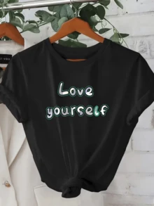 Mensaje positivo que invita a valorar el amor propio con letras grandes y contorno verde que transmiten energía optimista y confianza camiseta de mujer casual cómoda para uso diario y salidas relajadas - Negro - Ver 1