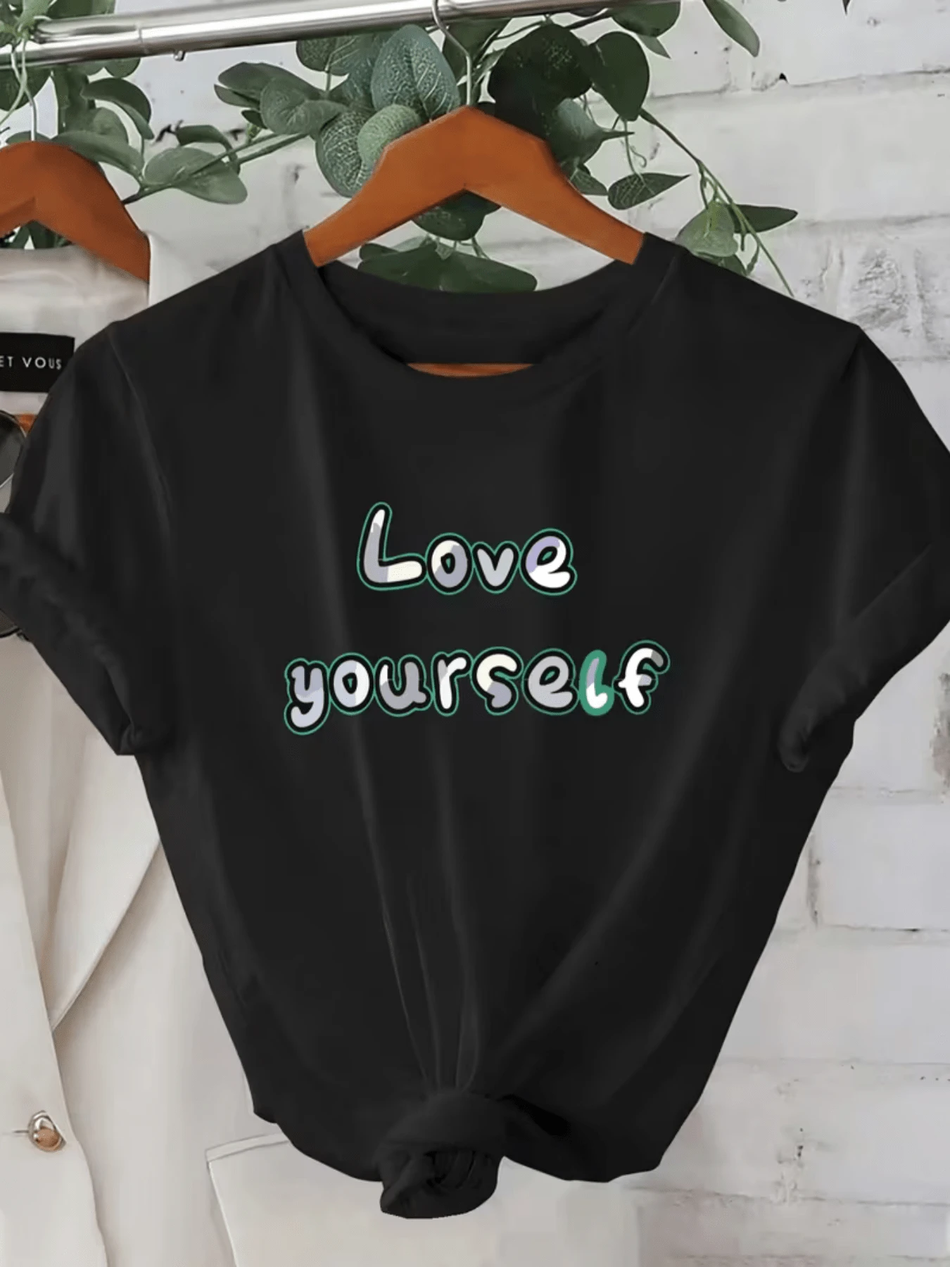 Mensaje positivo que invita a valorar el amor propio con letras grandes y contorno verde que transmiten energía optimista y confianza camiseta de mujer casual cómoda para uso diario y salidas relajadas - Negro - Ver 1