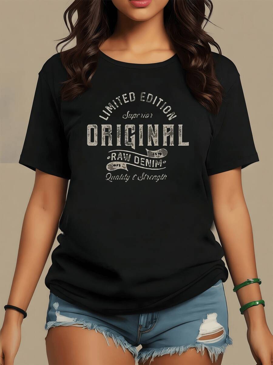 A Central Phrase That Highlights Strength And Authenticity With Vintage Typography That Evokes Urban Energy And Unique Character, Ideal For Confident Women. A Modern, Casual, Comfortable Women's T-Shirt For Everyday Wear. - 黑色 - 查看 1