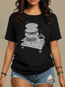 Tocadiscos retro que representa la conexión eterna entre la música y la creatividad destacando capas flotantes que simbolizan el ritmo y la libertad camiseta de mujer moderna para amantes del arte urbano - Negro - Ver 1
