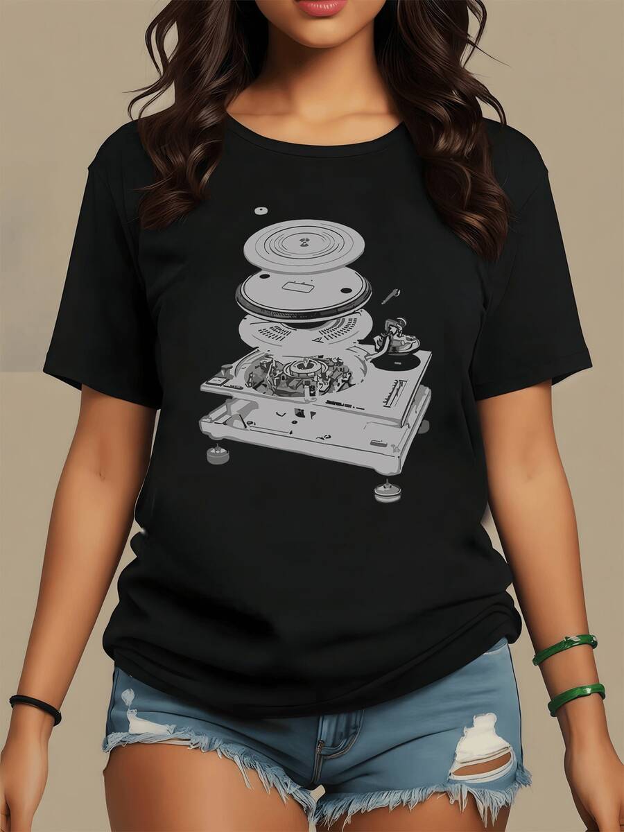 Tocadiscos retro que representa la conexión eterna entre la música y la creatividad destacando capas flotantes que simbolizan el ritmo y la libertad camiseta de mujer moderna para amantes del arte urbano - Negro - Ver 1