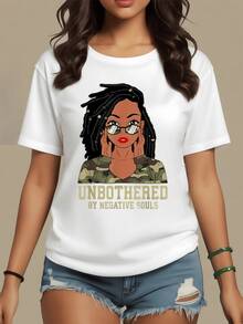 Mujer con cabello rizado levantando las manos frente al rostro simboliza independencia fuerza interior y serenidad ante la negatividad ideal para expresar  y actitud poderosa camiseta de mujer moderna para uso casual - Blanco - Ver 8