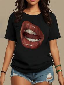 Labios rojos brillantes entreabiertos mostrando un toque dorado que simboliza confianza rebeldía y sensualidad moderna camiseta de mujer casual cómoda para uso diario - Negro - Ver 1