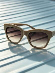 Celine Men's And Women's Identical Fashion Glasses, Fashionable Light Coffee-Colored Frame With Gradient Lenses, Women's Fashion Glasses For Men Glasses, Retro Cat-Eye Design, Lightweight And Comfortable Frame, Suitable For Daily Commuting, Outdoor Outings, Beach Vacations, Versatile Style, And Personalized Accessory, Compatible With Various Dressing Styles, Easily Creating An Atmosphere-Enhancing Look. Model Number: CL40253F-59F 55. - Light Grey - View 5