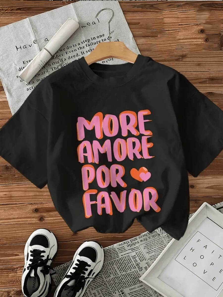 Texto vibrante que transmite un mensaje alegre y positivo invitando a difundir el cariño y la empatía con letras grandes en tonos rosados que inspiran ternura y energía camiseta de mujer casual moderna ideal para expresar buenos sentimientos - Negro - Ver 1