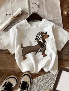 Stylish Dachshund With Glasses And Spotted Bandana Expressing Confidence, Joy, And A Touch Of Humor In Its Modern Attitude. Comfortable Casual Women's T-Shirt For Everyday Wear. - 白色 - 查看 8