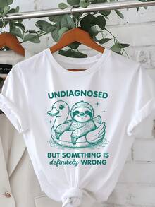 Perezoso sonriente flotando tranquilo sobre un flotador con forma de pato que simboliza relajación humor y autoaceptación perfecta para momentos casuales camiseta de mujer cómoda y moderna - Blanco - Ver 1