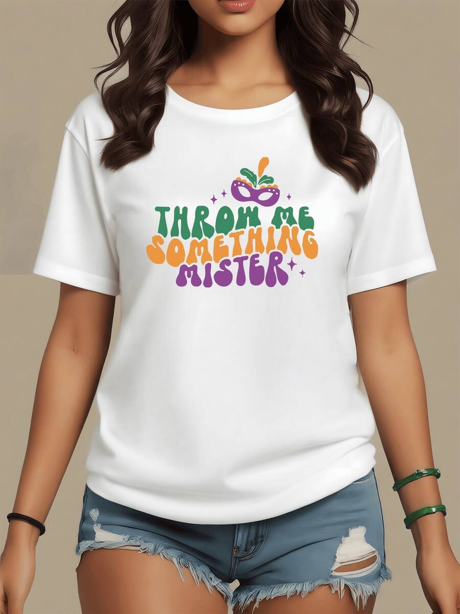 Máscara colorida con plumas y letras festivas que evocan alegría carnavalesca y espíritu libre de celebración en días de fiesta camiseta de mujer cómoda y moderna ideal para uso casual y reuniones alegres - Blanco - Ver 1
