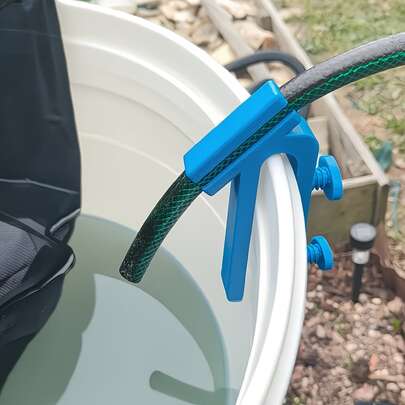 1 cái kẹp giữ vòi tưới vườn, dễ lắp đặt, giữ vòi cố định, trợ thủ đắc lực cho sân vườn gọn gàng, giải quyết tình trạng lộn xộn sân vườn, chắc chắn và bền.